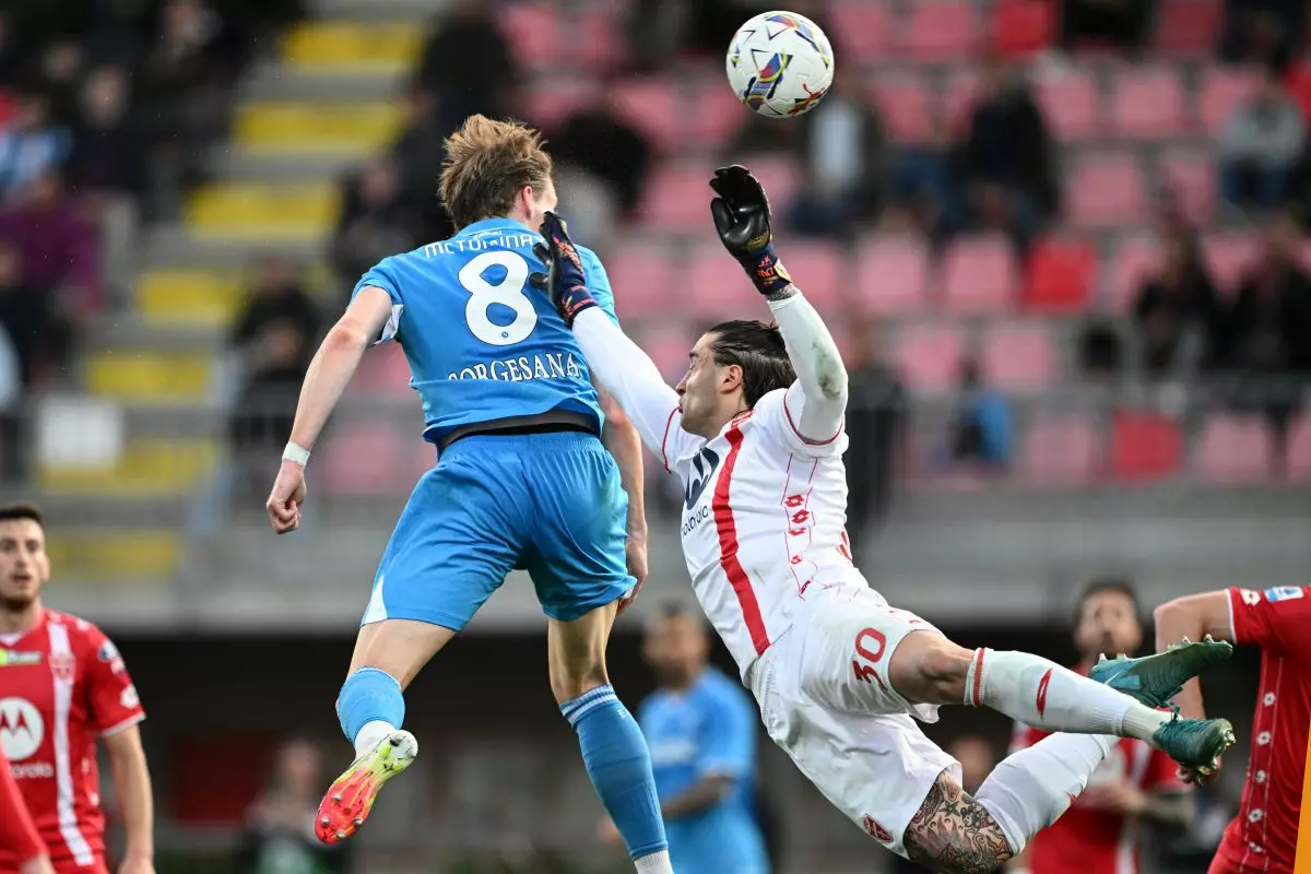 Il Napoli fatica ma batte il Monza, agganciata l’Inter Il Napoli fatica ma batte il Monza, agganciata l’Inter