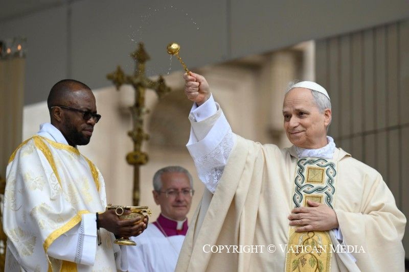 Papa “Costruiamo una chiesa di pace che apra le braccia al mondo” Papa “Costruiamo una chiesa di pace che apra le braccia al mondo”