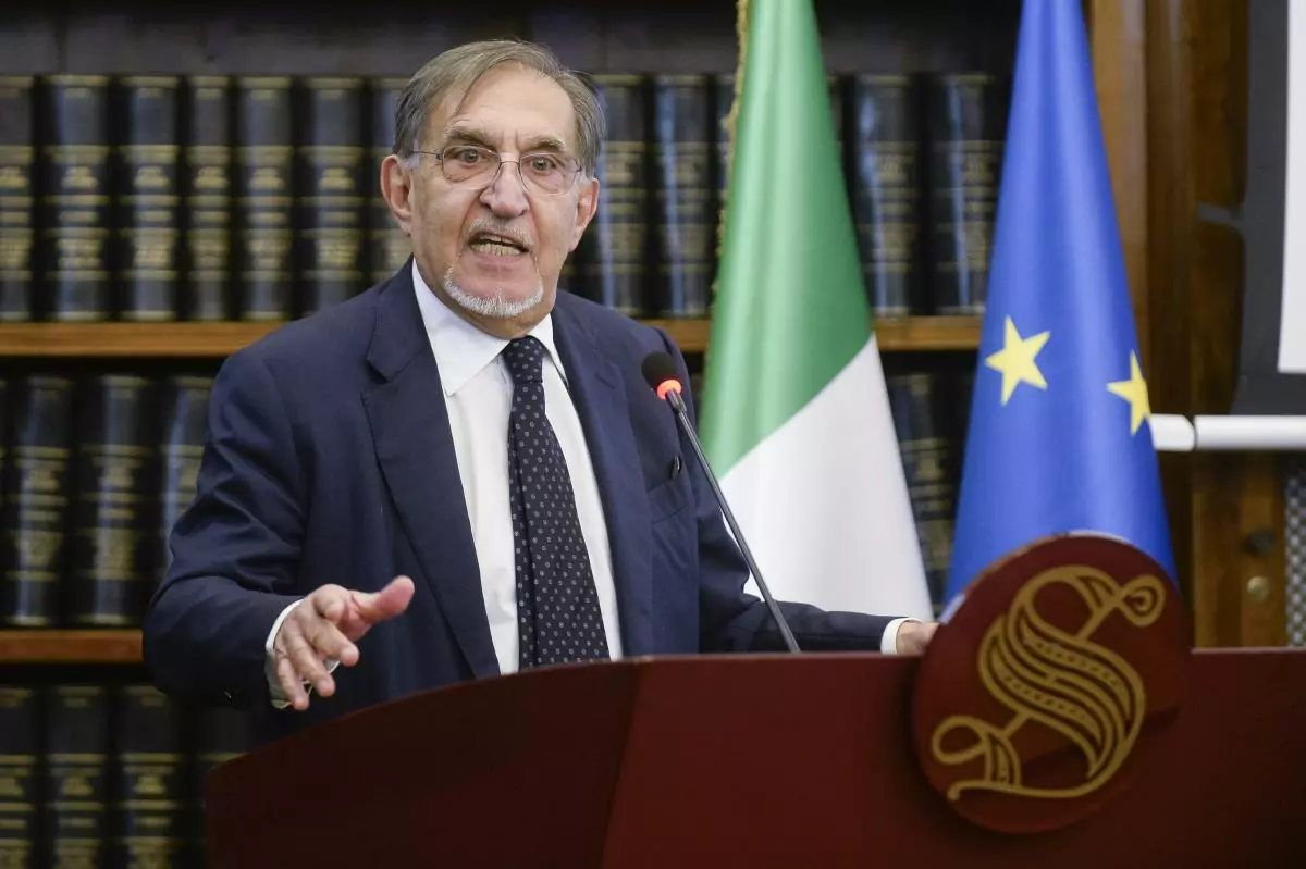 La Russa “Pronti a difendere la Costituzione con la vita” La Russa “Pronti a difendere la Costituzione con la vita”
