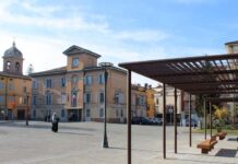 Fiorano Modenese si illumina di blu: “Stop alle bombe sui civili”